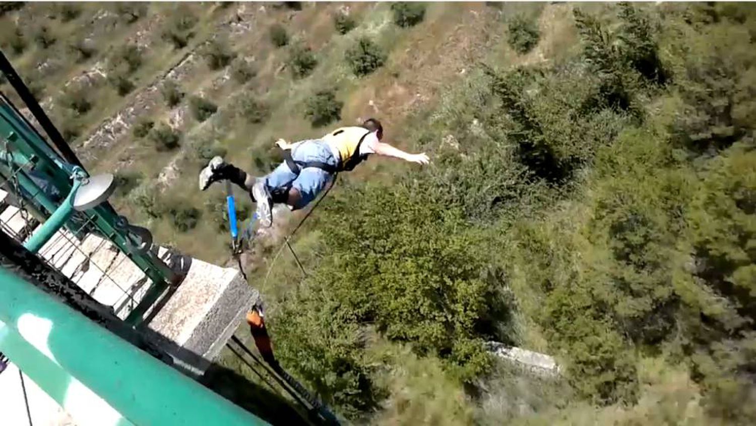 Youtuber em salto de bungee jumping
